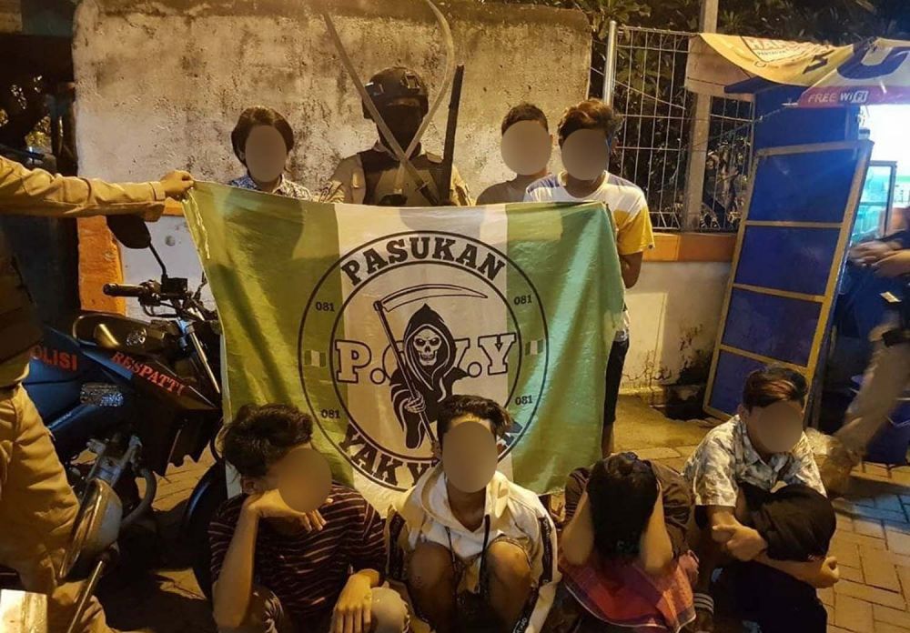 9 Remaja bersenjata samurai yang hendak tawuran di Surabaya diciduk Tim Respatti Kobra Sat Sabhara Polrestabes Surabaya