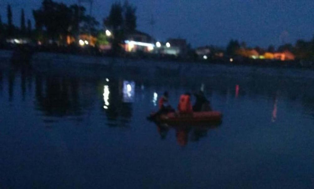 Tim SAR melakukan pencarian remaja yang dilaporkan hilang tenggelam di Sungai Kalimati atau Long Storage, Mojosari, Mojokerto