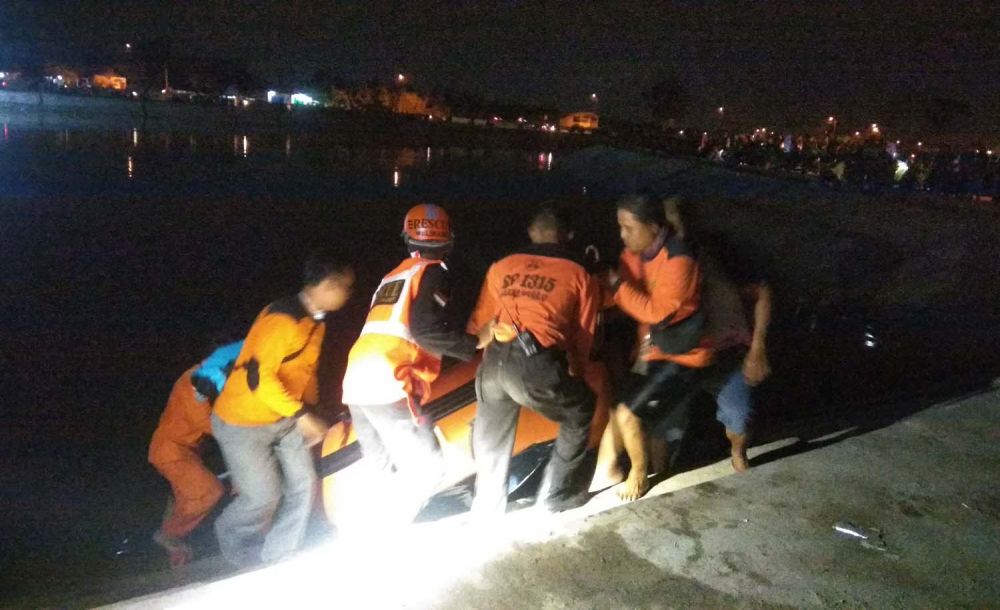 Petugas mengevakuasi jasad remaja yang hilang tenggelam di Sungai Kalimati atau Long Storage, Mojosari, Mojokerto
