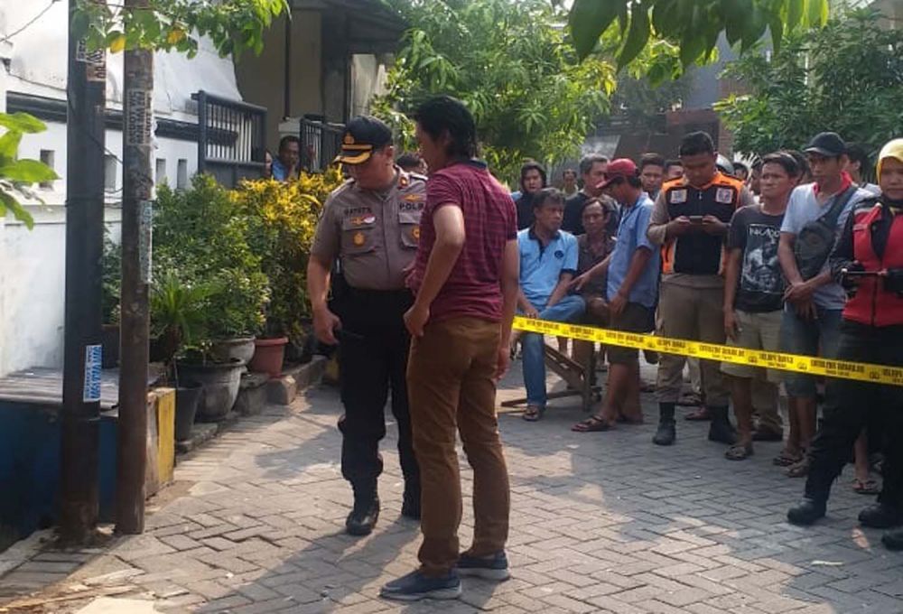 Polsek Tambaksari memasang garis polisi di lokasi penemuan mayat remaja di selokan