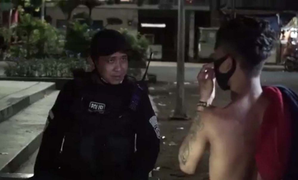 Personel Tim Respatti Polrestabes Surabaya menginterogasi remaja yang diduga anggota gengster