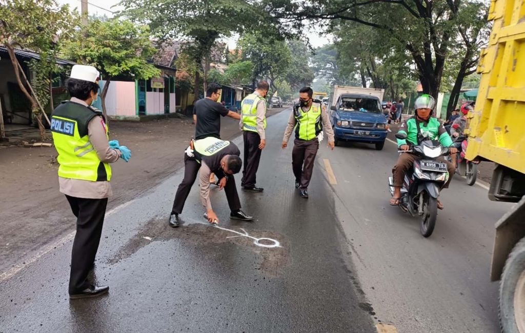 Unit Laka Satlantas Pasuruan melakukan olah TKP di lokasi kecelakaan