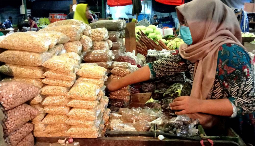 Khoiriyah, salah satu pedagang aneka rempah di Pasar Induk Osowilangun Surabaya (PIOS)