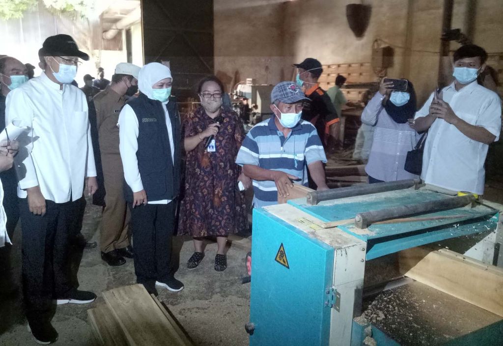 Gubernur Jatim Khofifah Indar Parawansa dan Wali Kota Pasuruan, Saifullah Yusuf di sentra mebel Bukir, Kota Pasuruan
