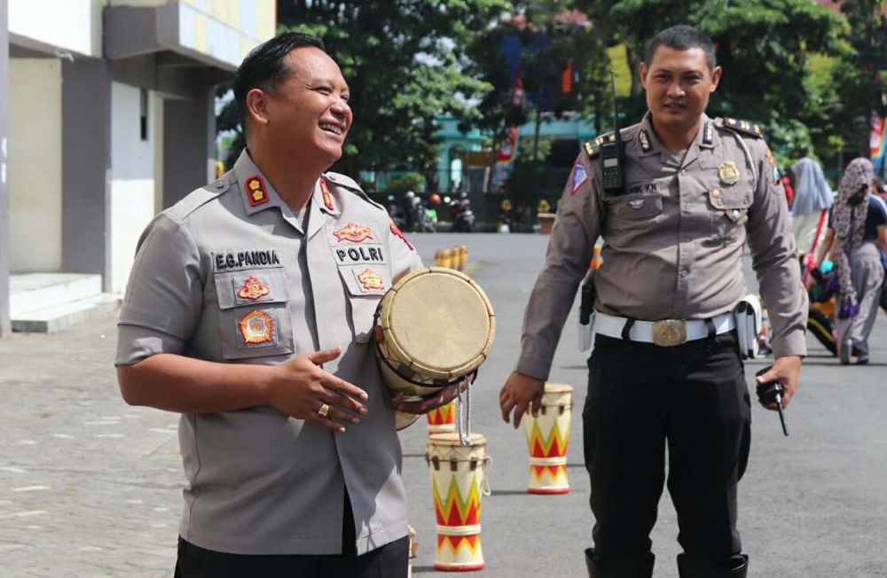 Kapolres Tulungagung AKBP Eva Guna Pandia saat meninjau latihan Tim Reog Kendang di GOR Lembu Peteng