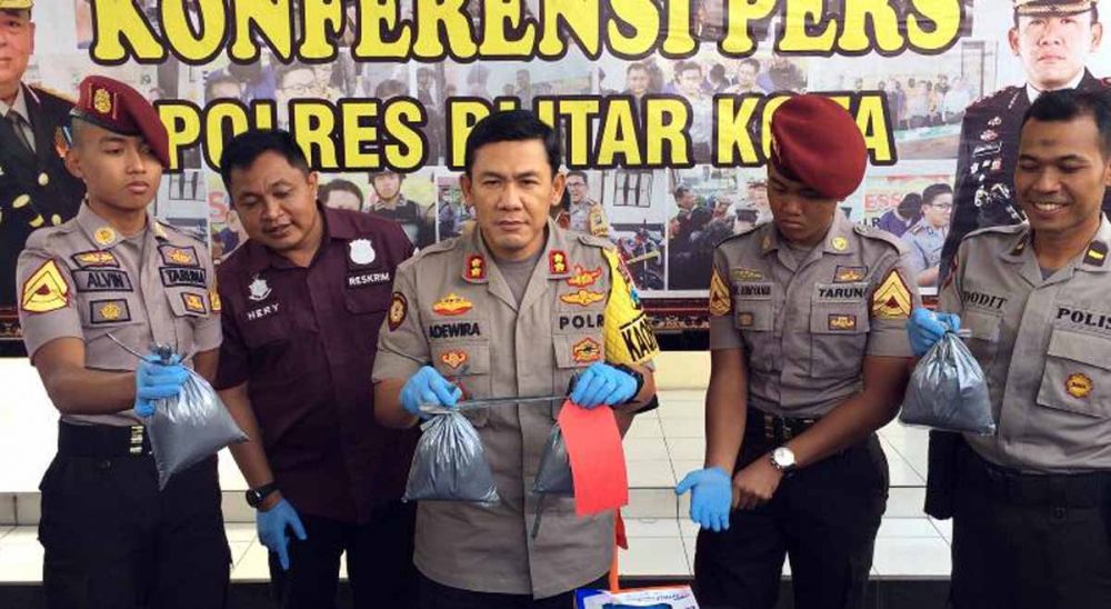 Kapolres Blitar Kota, AKBP Adewira Negara Siregar menunjukkan barang bukti bahan peledak