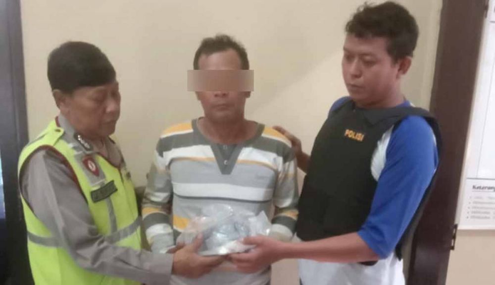Pelaku dan barang bukti bahan peledak diamankan di Mapolsek Papar, Polres Kediri