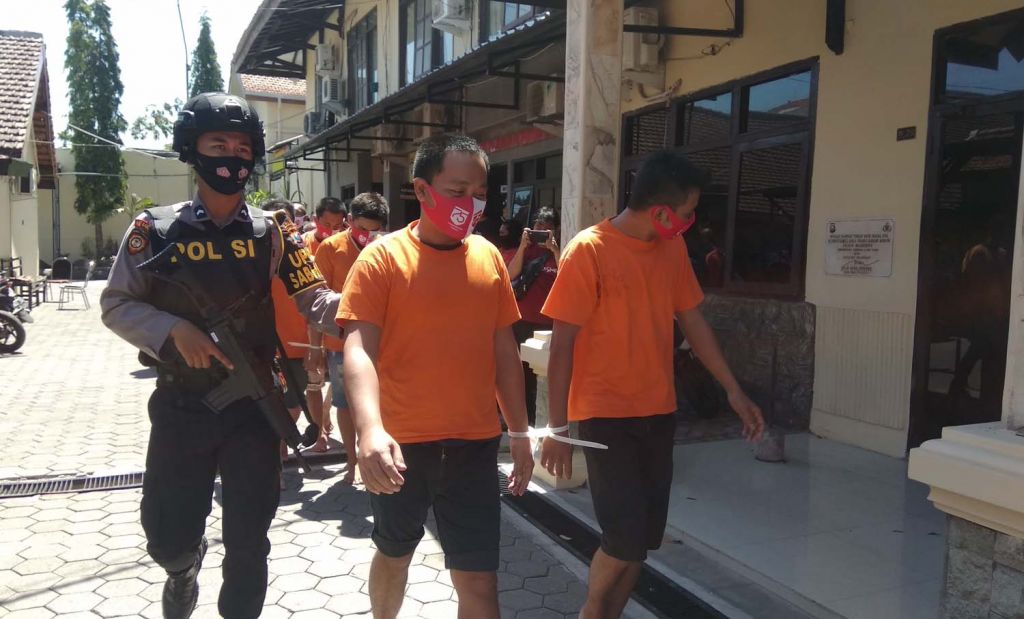 Para tersangka narkoba digiring di Mapolres Mojokerto Kota