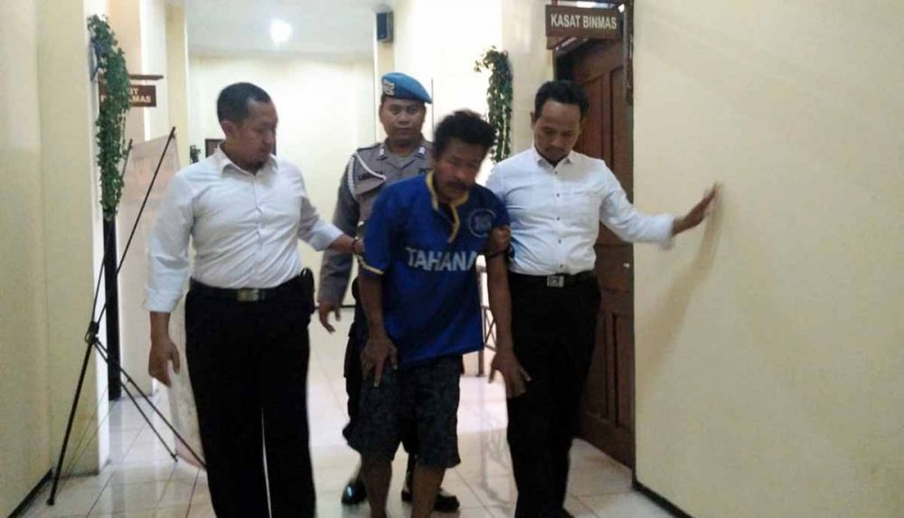 Bandar narkoba yang gunakan pistol saat digelandang Penyidik Satresnarkoba Polres Pasuruan