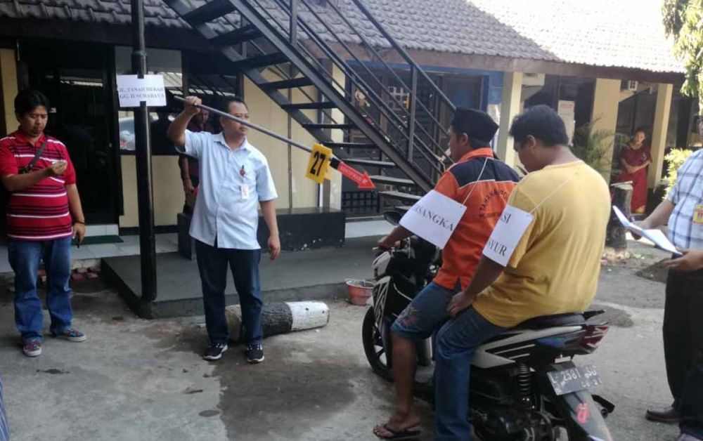 Tersangka Pembunuhan Wartawan Surabaya Jalani 38 Adegan Rekonstruksi