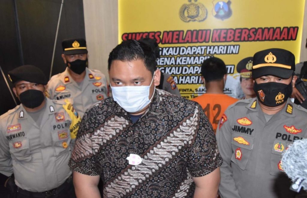 Kasatreskrim Polres Trenggalek, AKP Arief Rizky Wicaksana (tengah, pakai batik)