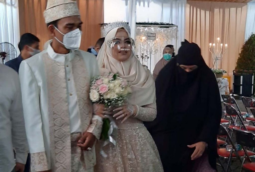 UAS dan Fatimah, istrinya saat mengikuti prosesi resepsi pernikahan di Gontor, Ponorogo