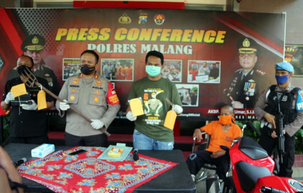 Kapolres Malang AKBP Hendri Umar menunjukkan barang bukti dan tersangka