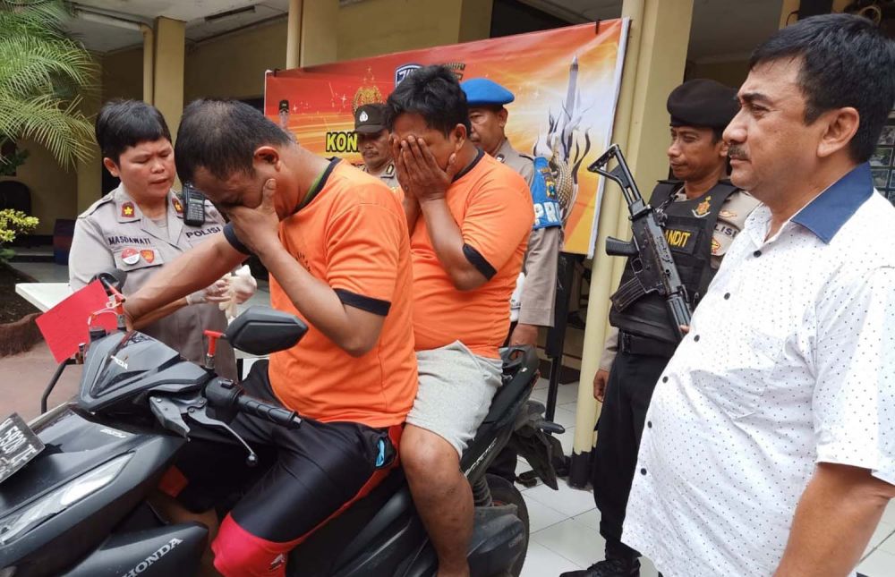 Dua residivis jambret perampas kalung emak-emak diamankan di Mapolsek Wonocolo, Surabaya
