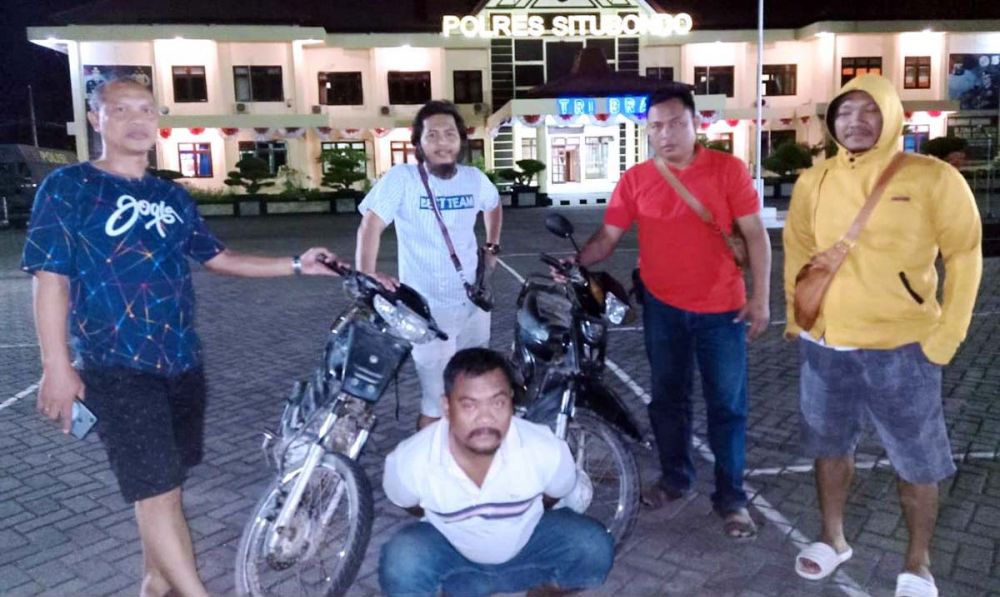 NS (duduk) diamankan Tim Resmob di Mapolres Situbondo