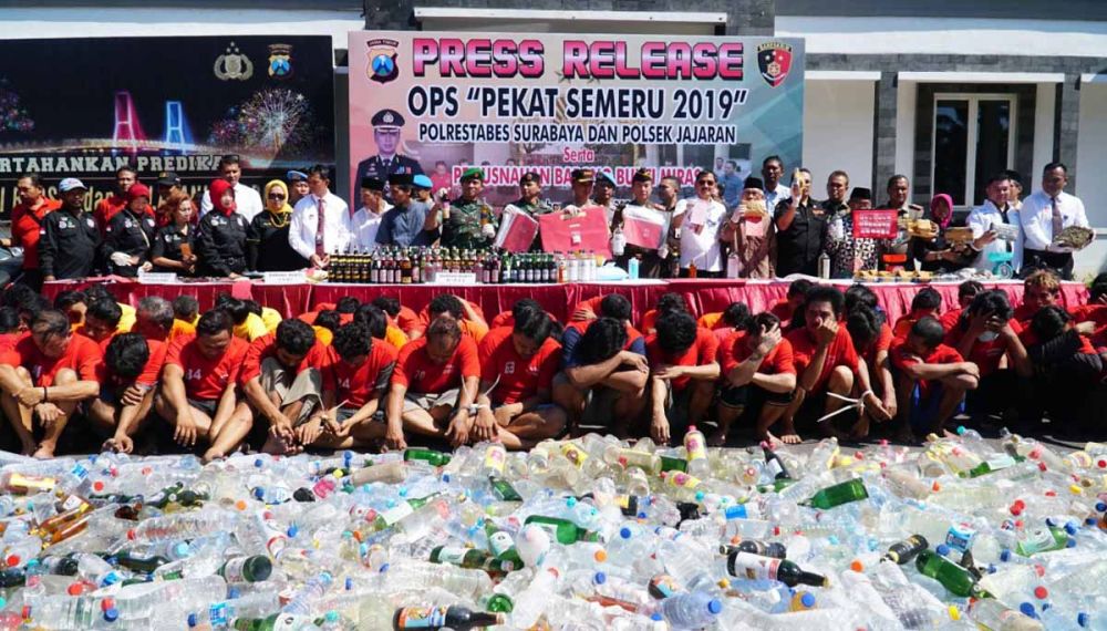 Barang bukti dan para tersangka hasil Operasi Pekat Semeru 2019 dibeber di Mapolrestabes Surabaya