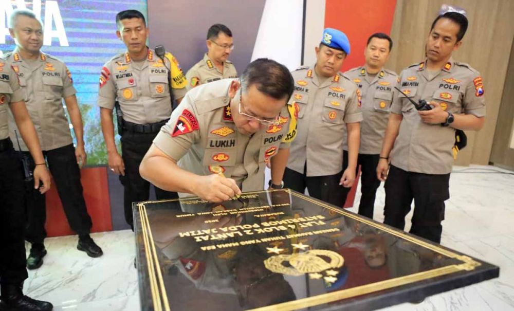 Kapolda Jatim Irjen Pol Luki Hermawan menandatangani prasasti