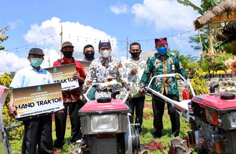 Bupati Banyuwangi, Abdullah Azwar Anas saat menyerahkan bantuan alat pertanian