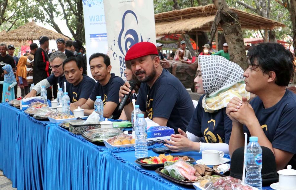 Bupati Ponorogo Ipong Muchlissoni dan para musisi jazz saat jumpa pers Reyog Jazz Ponorogo 2019