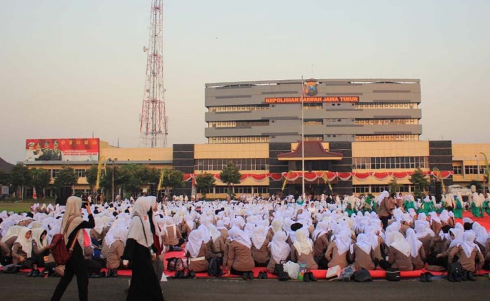 Ribuan Polwan larut dalam doa bersama dan istighosah kubro di Mapolda Jatim untuk keutuhan Indonesia