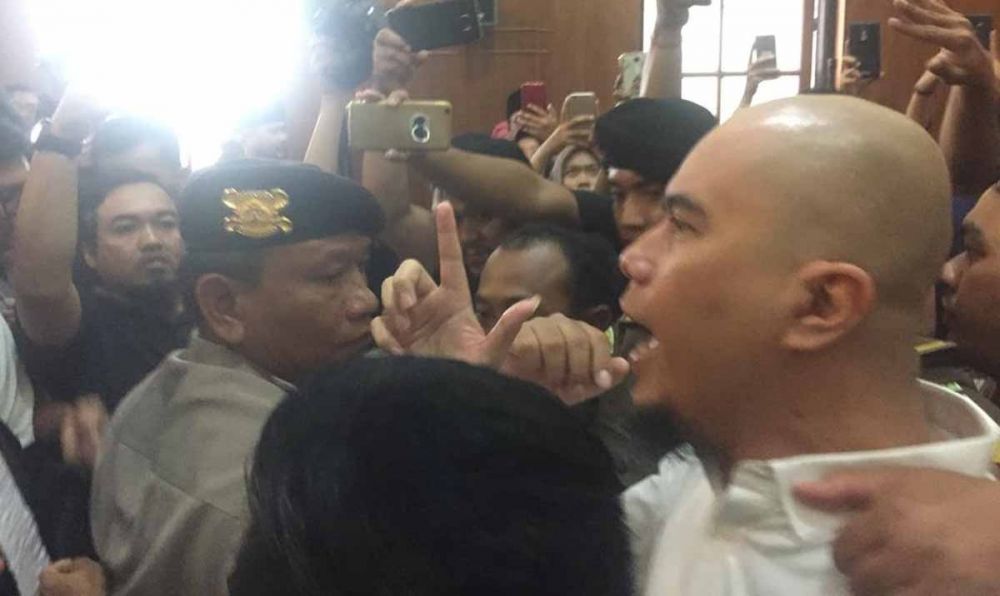 Ahmad Dhani saat digiring ke luar ruang sidang di PN Surabaya.