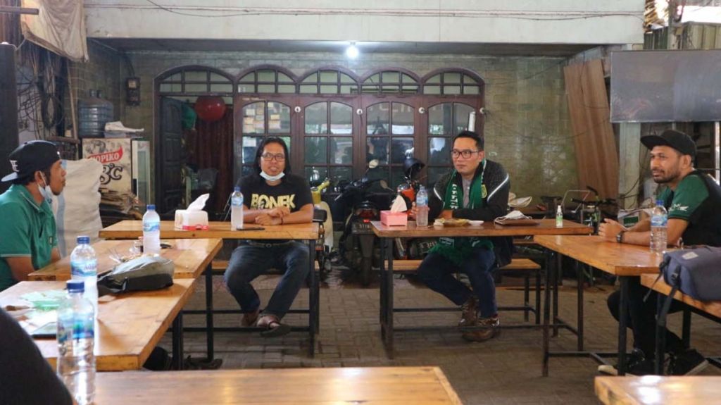 Sstt... Ridwan Kamil Bertemu Arek-arek Bonek di Surabaya
