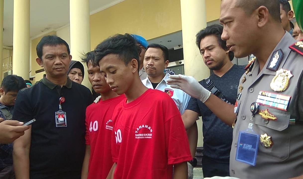 Kedua pelaku saat bercerita pembunuhan yang mereka lakukan pada Ester