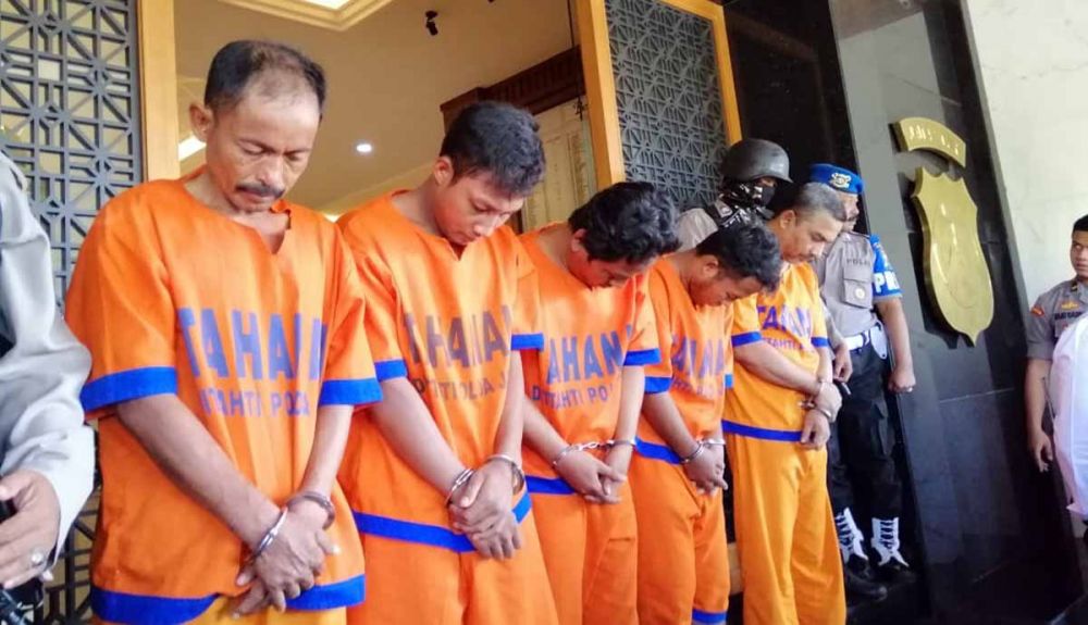 Lima tersangka pembakaran Mapolsek Tambelangan, Sampang, Madura ditahan di Mapolda Jatim