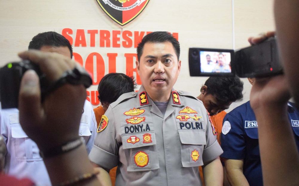 Kapolres Pasuruan Kota AKBP Dony Alexander membeberkan modus yang dilakukan polisi dan bidan gadungan