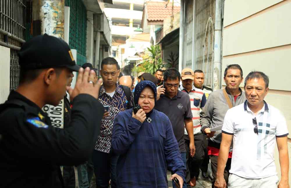 Wali Kota Surabaya Tri Rismaharini saat mendatangi lokasi kebakaran di Kapasan Dalam, Simokerto, Surabaya