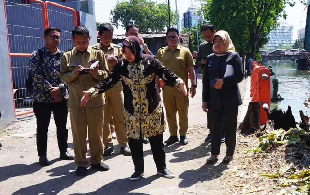 Wali Kota Risma bersama piala penghargaan