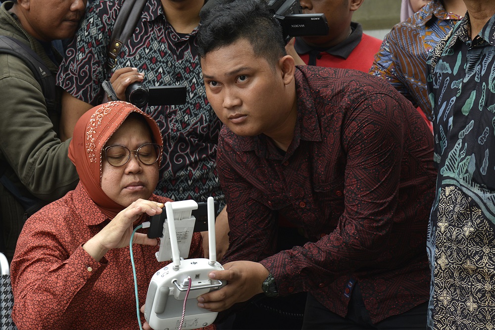 Wali Kota Surabaya Tri Rismaharini menggunakan drone untuk memantau proses pengurukan/ Foto Humas Pemkot.