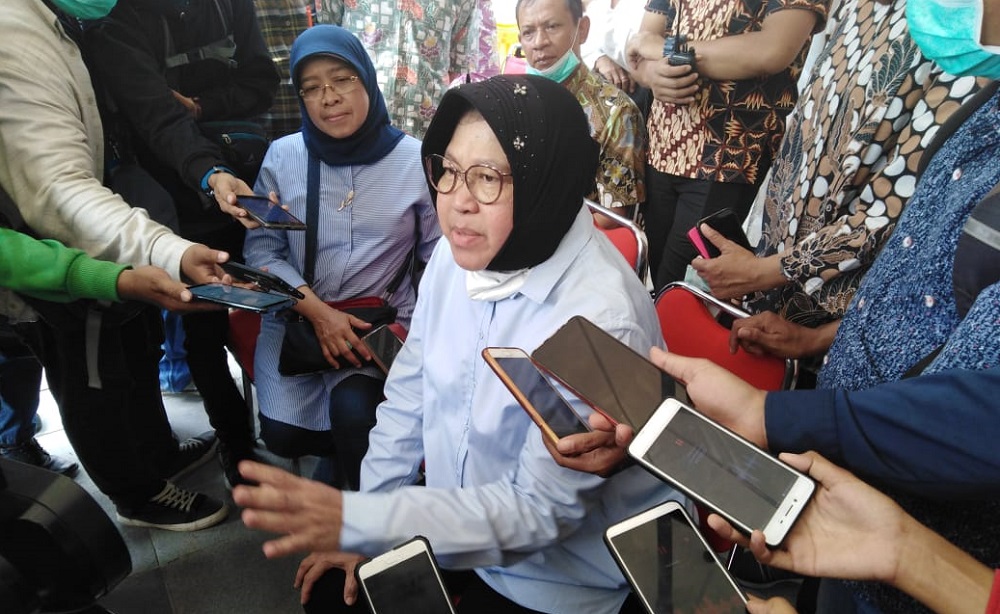 Wali Kota Surabaya Tri Rismaharini melakukan peninjauan di Jalan Raya Gubeng.
