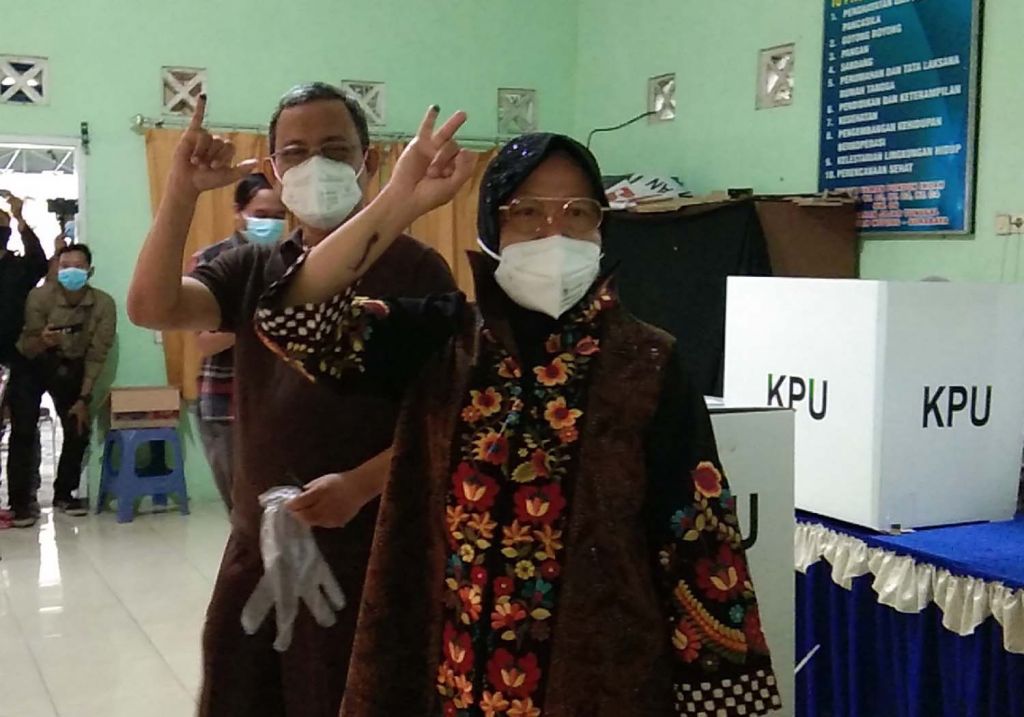 Wali Kota Risma dan suami usai mencoblos (Foto-foto: Fajar Mujianto/jatimnow.com)