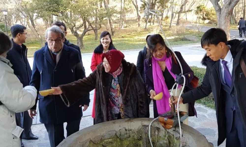 Wali Kota Surabaya, Tri Rismaharini saat berada di Korea Utara