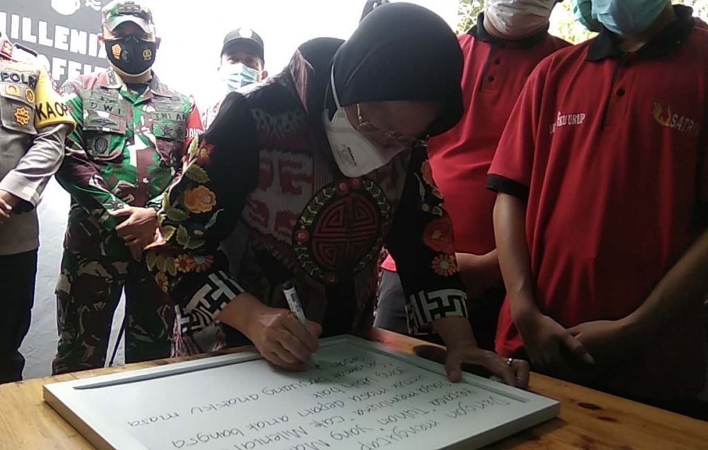 Menteri Sosial Tri Rismaharini (Risma) dalam kungjungannya ke Kabupaten Mojokerto, Jumat (5/2/2021) - Foto: Achmad Supriyadi/jatimnow.com