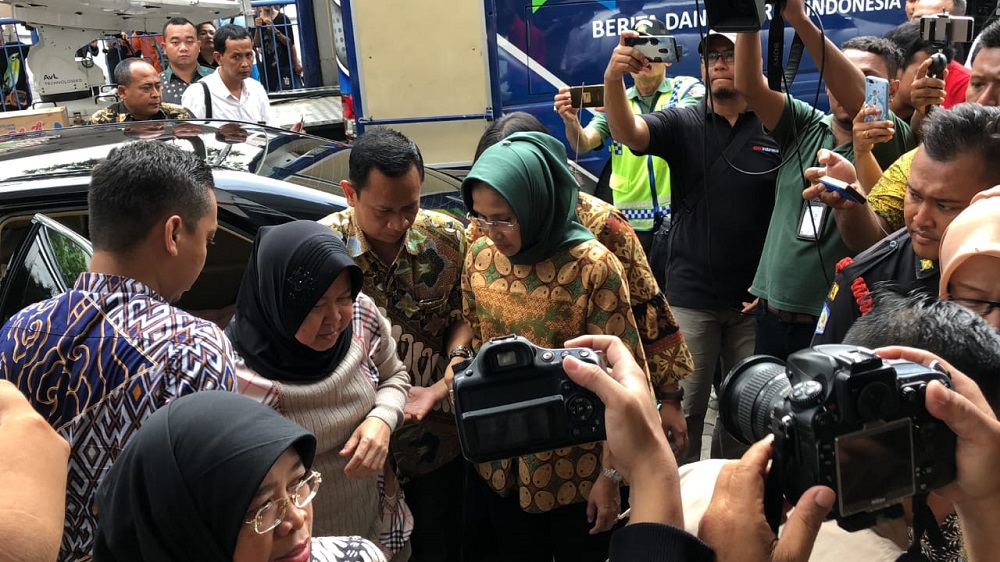 Tri Rismaharini mengecek amblesnya Jalan Raya Gubeng.