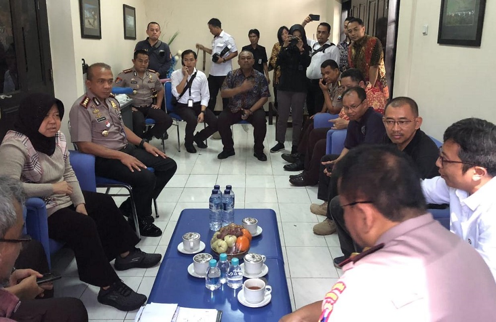 Wali Kota Surabaya Tri Rismaharini saat rapat tertutup membahas Jalan Raya Gubeng yang ambles.
