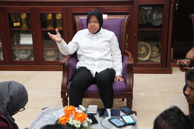 Wali Kota Risma di ruang kerjanya