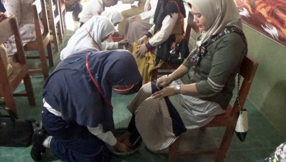 'Ritual' basuk kaki ibu oleh para siswa baru di SMA Negeri 1 Mojosari, Mojokerto