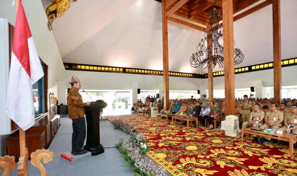 Wakil Ketua KPK Saut Situmorang memberikan pembinaan ratusan ASN Banyuwangi