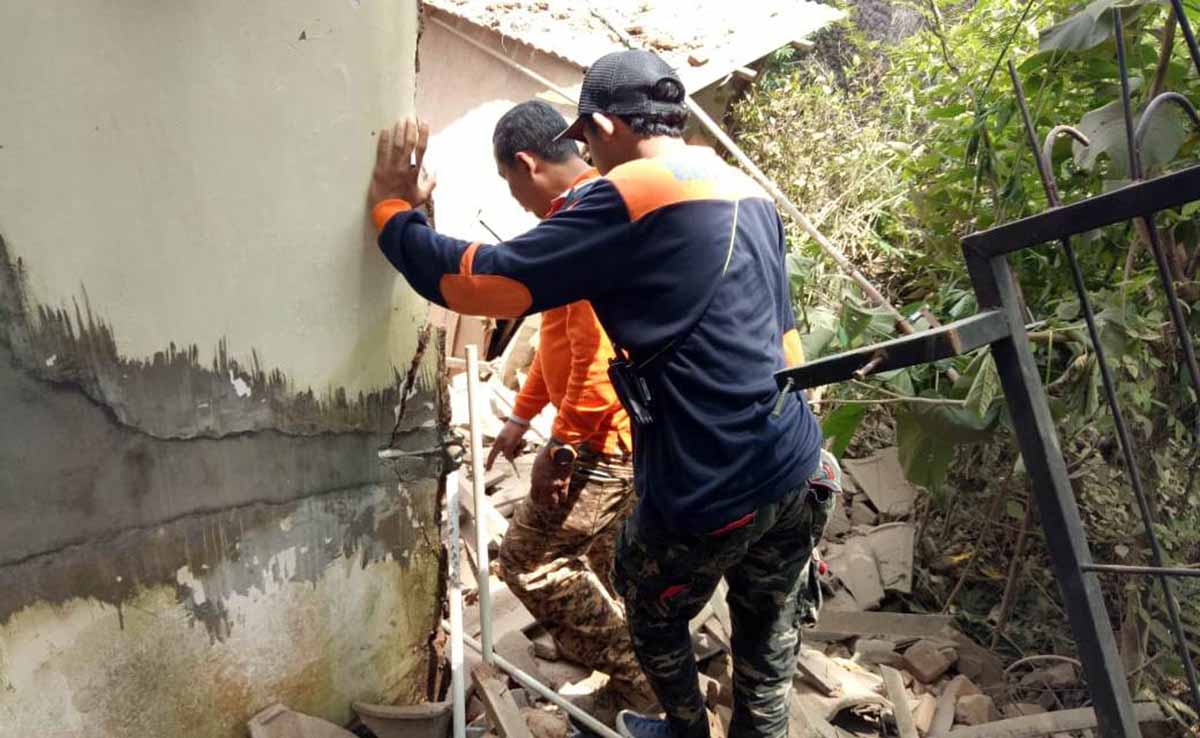 Petugas BPBD mengecek rumah ambruk di Kota Batu