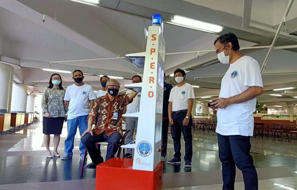 Robot SPERO ciptaan UK Petra Surabaya saat diuji coba