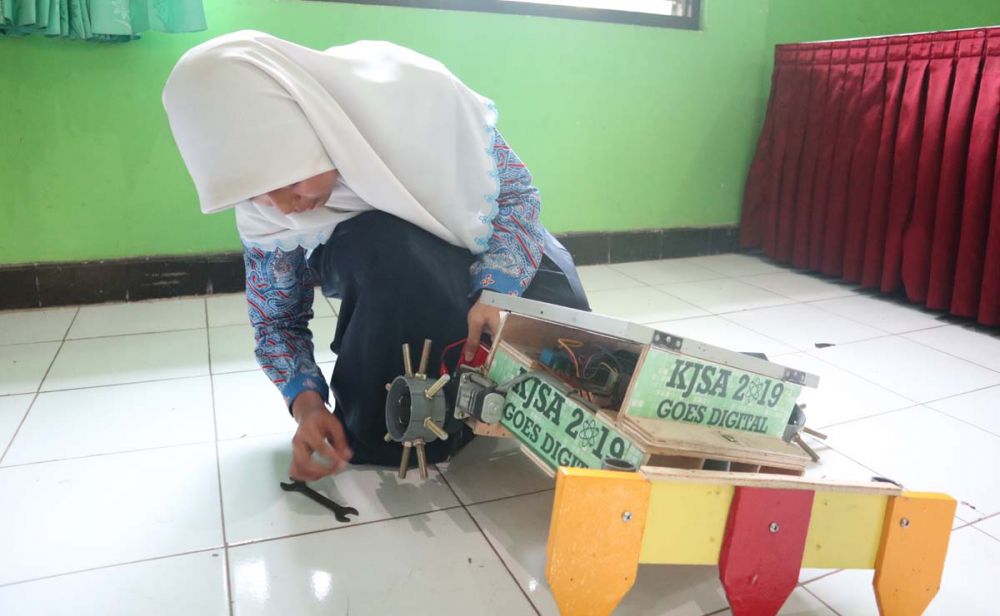 Else Windasari, siswi kelas IX SMPN 1 Jetis Ponorogo menunjukkan robot orak-arik gabah ciptaannya