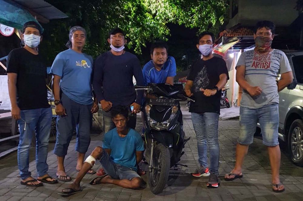 Romadhon ditembak kaki kanannya oleh Tim Unit Resmob Polrestabes Surabaya di bulan ramadan
