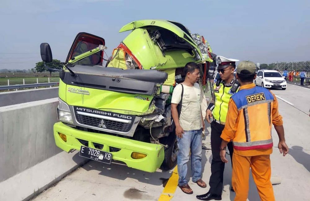 Mobil Rombongan MTsN 2 Cirebon Tabrak Truk di Tol Nganjuk, Satu Tewas
