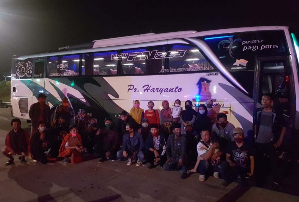 Bus yang membawa rombongan pemudik dari Jakarta tujuan Bangkalan, Madura dihentikan di Tol SuMo