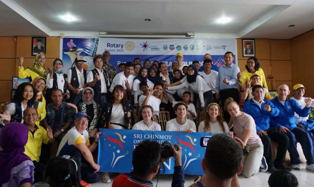 Para peserta Rotary Peace Run 2020 dari 10 negara saat berada di SLB Karya Mulia, Surabaya