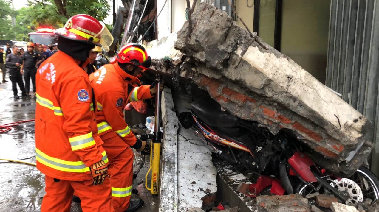 Tembok ruko ambruk timpa kendaraan di Jalan Undaan Wetan, Surabaya/foto: Fajar Mujianto-jatimnow.com