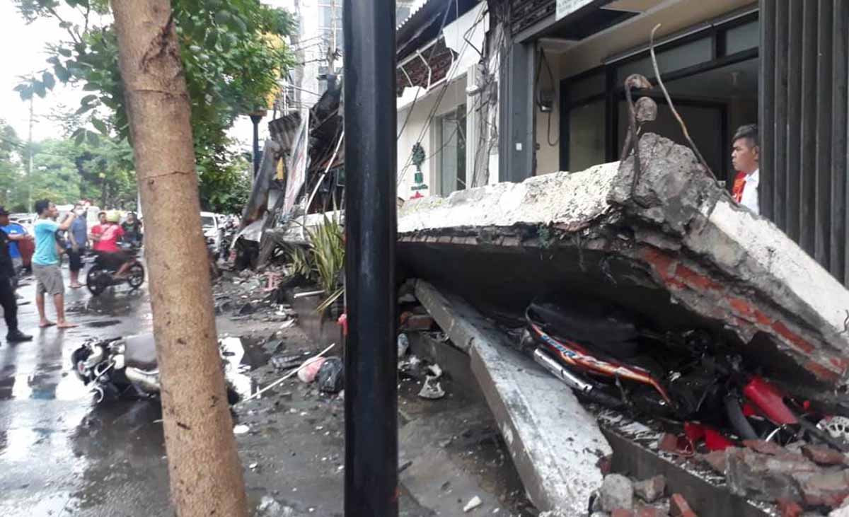 Tembok balkon 4 ruko di Jalan Undaan Wetan 66, Surabaya yang ambruk/jatimnow.com